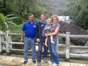 driver-in-sri-lanka-ramboda-falls